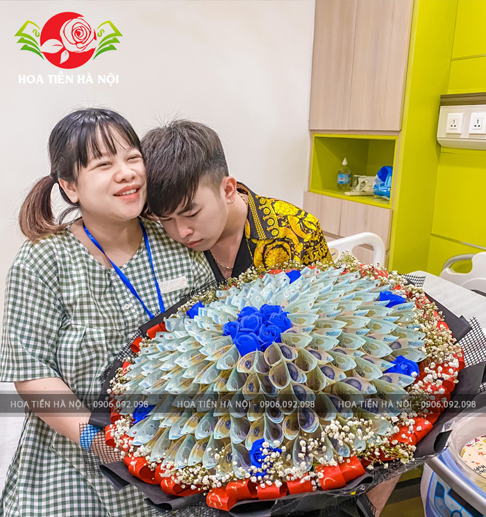 Lê Trung Hoàng tặng vợ bó hoa tiền 50 Triệu sau khi hạ sinh quý tử đầu lòng - Hoa tiền Hà Nội